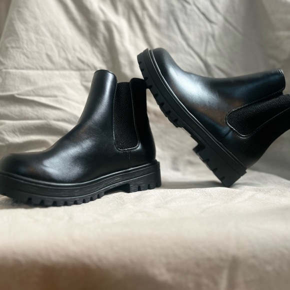 UNR8ED POP CHELSEA BLACK BOOTS | SIZE 7.5 |BRAND NEW | NEVER WORN - Picture 5 of 6